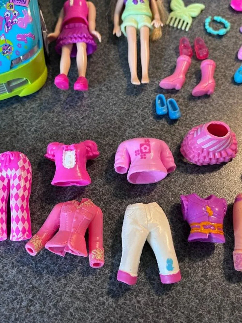 Vintage Polly Pocket Teal Convertible Car Lot with Dolls Clothes Shoes More - Picture 4 of 7